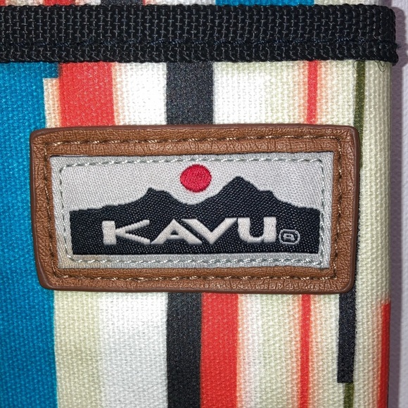 EUC Kavu crossbody bag retro stripes, water resistant, zip closure, adj strap - Picture 4 of 13